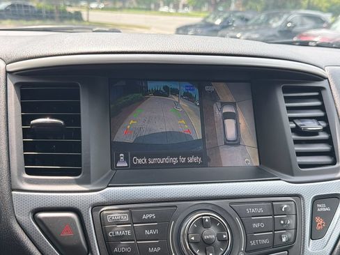 Used 2020 Nissan Pathfinder SL FWD image 16