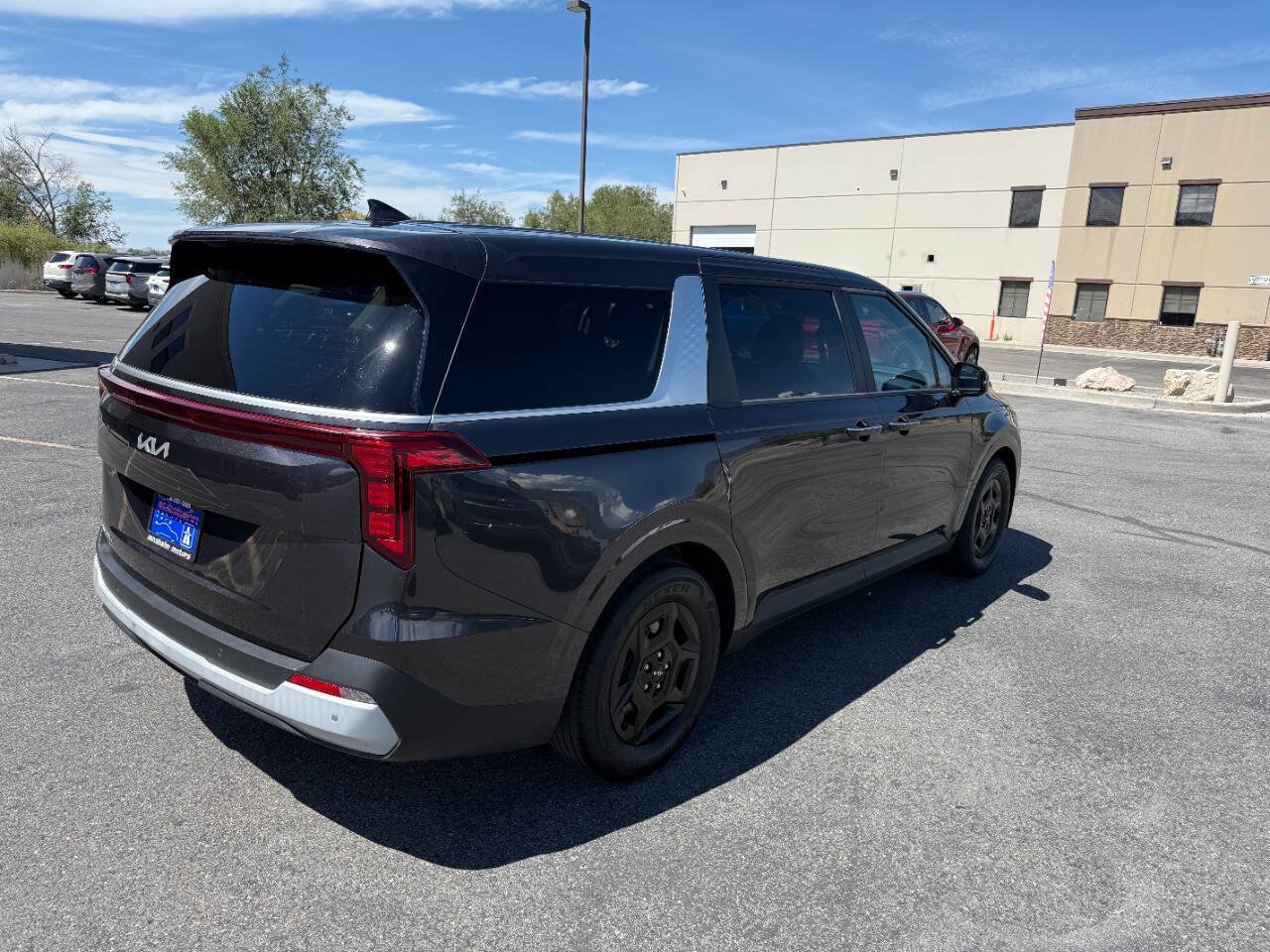 Used 2025 Kia Carnival FWD image 8