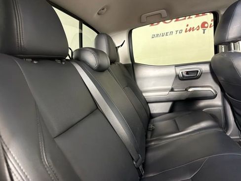 Used 2018 Toyota Tacoma SR5 AWD/4WD image 18