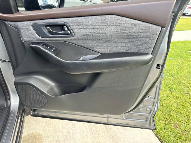 Used 2023 Nissan Rogue S AWD/4WD image 13