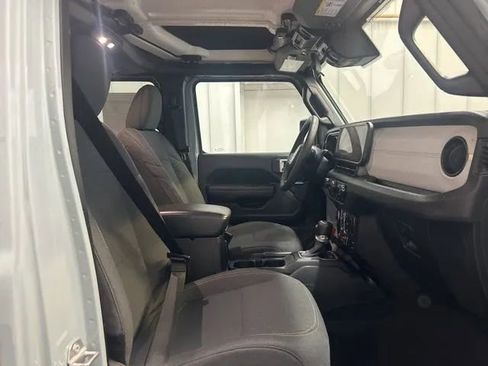 Used 2024 Jeep Wrangler Unlimited AWD/4WD image 18