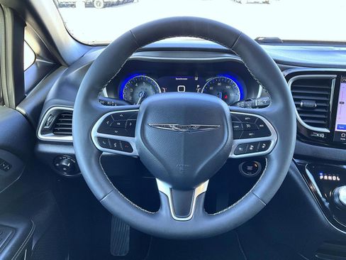 Used 2025 Chrysler Pacifica Select FWD image 11