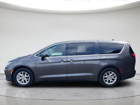 Used 2023 Chrysler Pacifica Touring-L FWD image 2