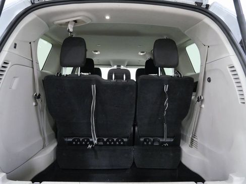 Used 2022 Chrysler Voyager LX image 25