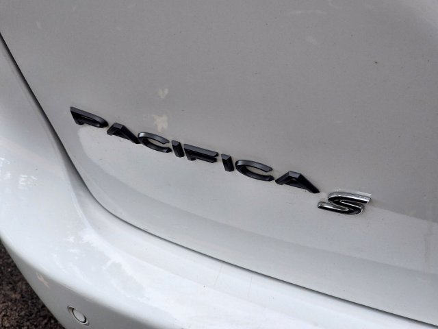 Used 2025 Chrysler Pacifica Limited FWD image 8