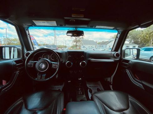Used 2016 Jeep Wrangler Unlimited Sahara w/ Dual Top Group AWD/4WD image 4