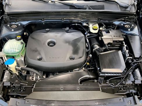 Used 2021 Volvo XC40 T5 Momentum w/ Premium Package image 30