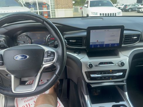 Used 2022 Ford Explorer XLT w/ Equipment Group 202A AWD/4WD image 6