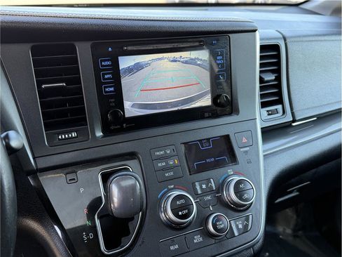 Used 2015 Toyota Sienna SE image 61