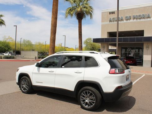 Used 2020 Jeep Cherokee Limited image 3