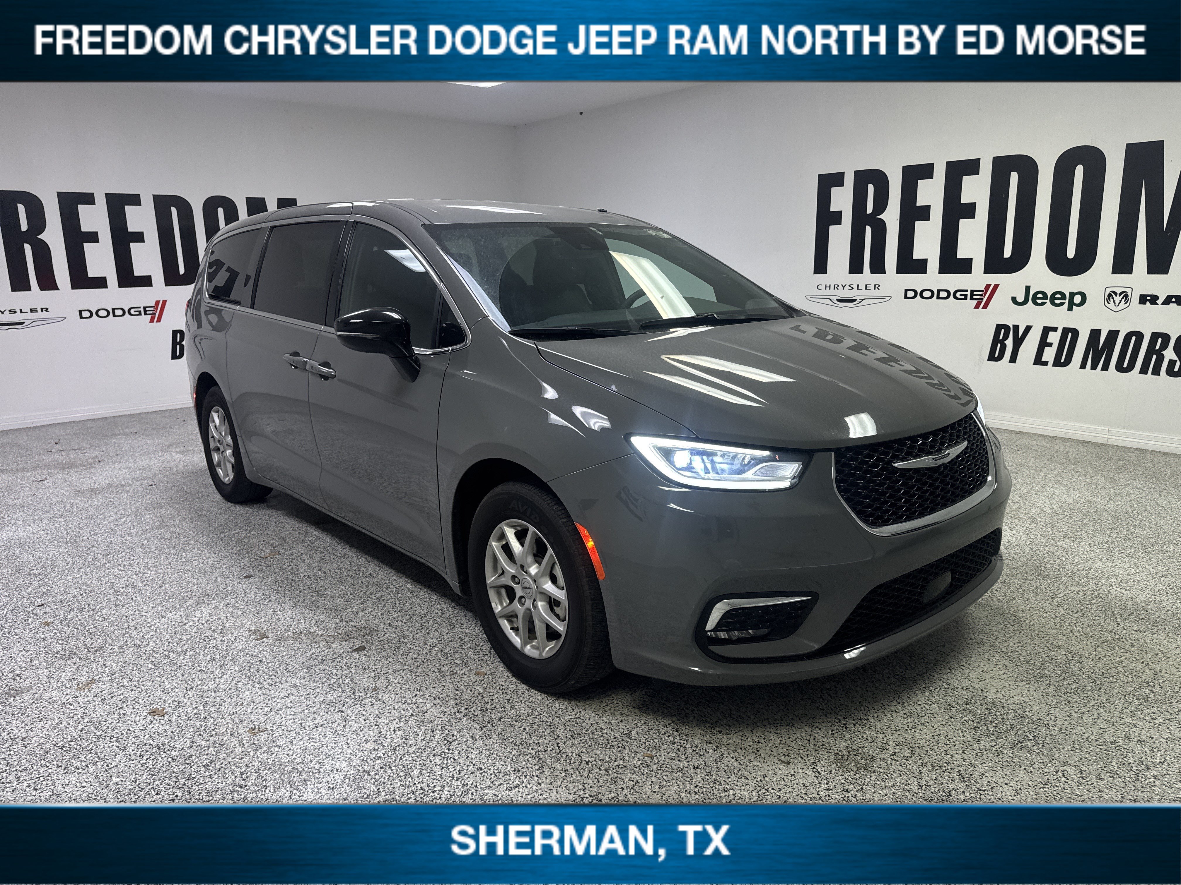 Used 2025 Chrysler Pacifica Select FWD image 3