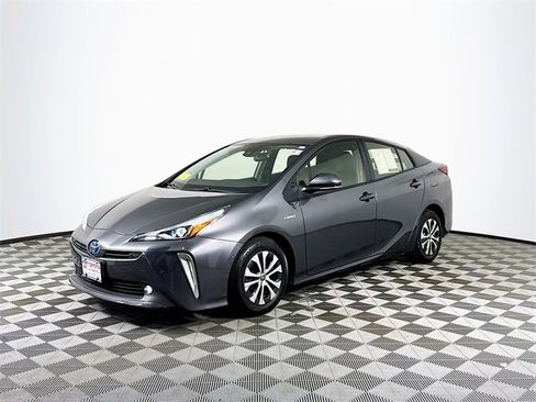Used 2022 Toyota Prius XLE image 2