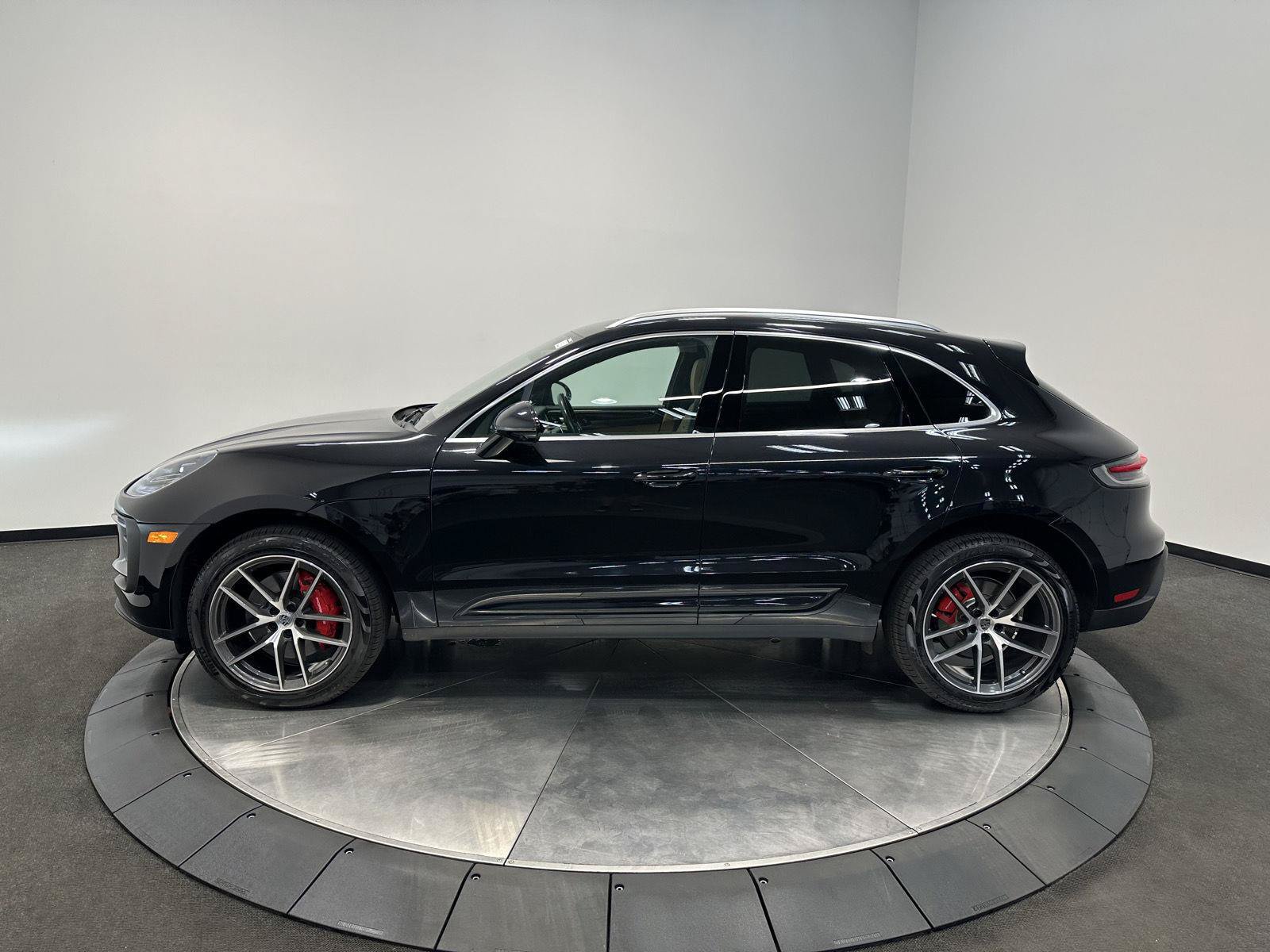 Used 2024 Porsche Macan S AWD/4WD image 2
