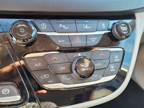 Used 2024 Chrysler Pacifica Touring-L image 21