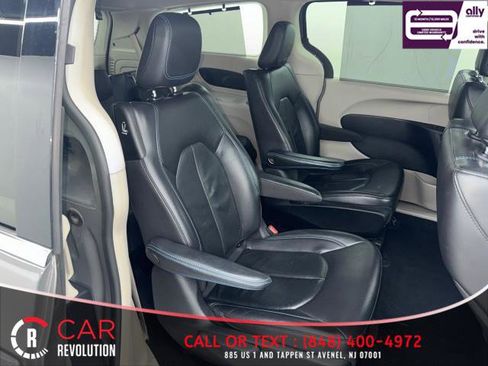 Used 2021 Chrysler Pacifica Touring-L image 36