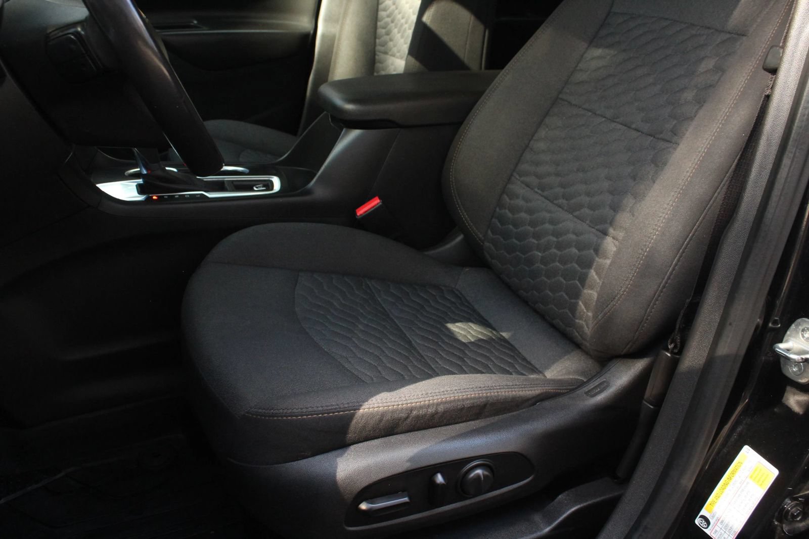 Used 2020 Chevrolet Equinox LT w/ Driver Convenience Package FWD image 17