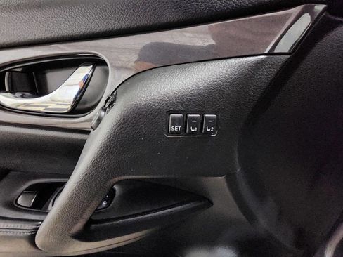 Used 2019 Nissan Rogue SV w/ Premium Package image 12