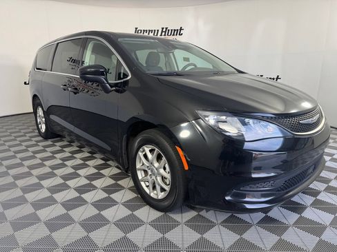 Used 2024 Chrysler Voyager LX FWD image 5