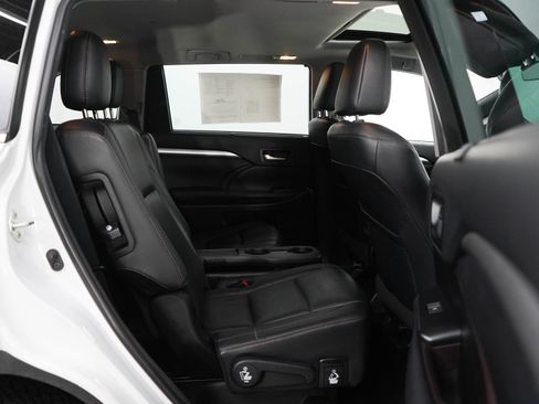 Used 2018 Toyota Highlander XLE AWD/4WD image 12