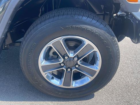 Used 2018 Jeep Wrangler Unlimited Sahara AWD/4WD image 11