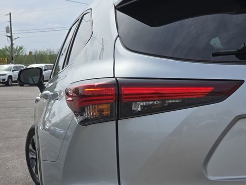 Used 2024 Toyota Highlander XLE AWD/4WD image 11