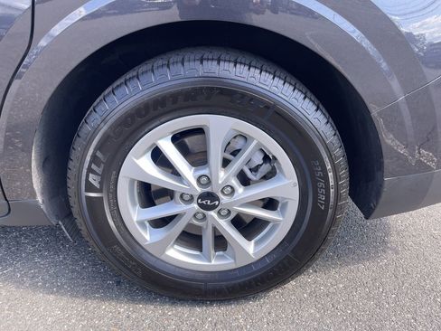 Used 2024 Kia Carnival LX image 10