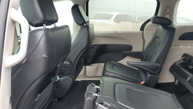 Used 2024 Chrysler Pacifica Touring-L FWD image 23