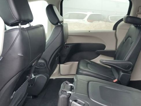 Certified 2024 Chrysler Pacifica Touring-L image 23