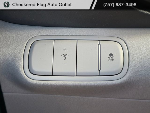 Used 2025 Hyundai Venue SEL FWD image 18