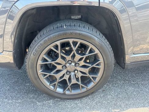 Used 2023 Jeep Grand Cherokee L Summit AWD/4WD image 9