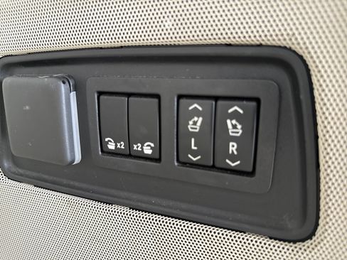 Used 2021 Cadillac Escalade Premium Luxury Platinum image 10