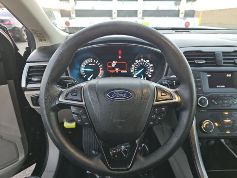 Used 2017 Ford Fusion SE image 14