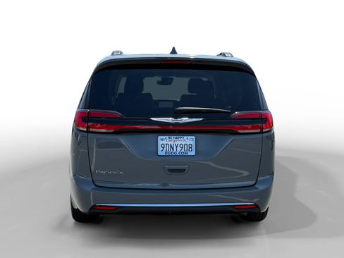 Used 2022 Chrysler Pacifica Touring-L FWD image 4