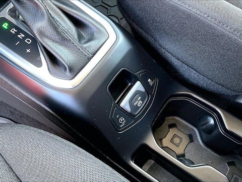 Used 2023 Jeep Renegade Latitude AWD/4WD image 35