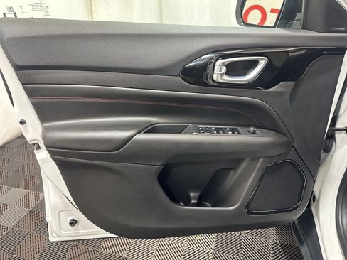 Used 2025 Jeep Compass Trailhawk image 23