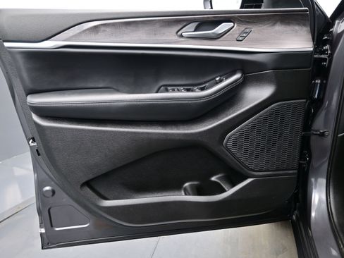 Used 2025 Jeep Grand Cherokee Limited w/ Black Appearance Package image 9