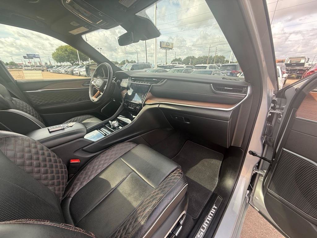 Used 2025 Jeep Grand Cherokee Summit w/ Obsidian Package AWD/4WD image 20