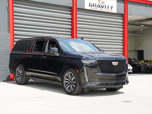 Used 2024 Cadillac Escalade ESV Sport Platinum AWD/4WD image 2