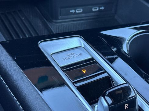 Used 2025 Volkswagen Atlas Cross Sport SE image 33