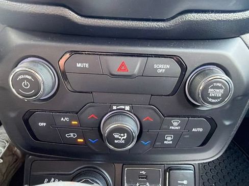 Used 2020 Jeep Renegade Latitude w/ Cold Weather Group AWD/4WD image 27
