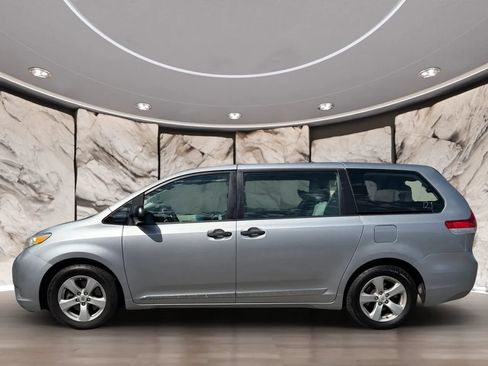 Used 2011 Toyota Sienna w/ Towing Pkg FWD image 5