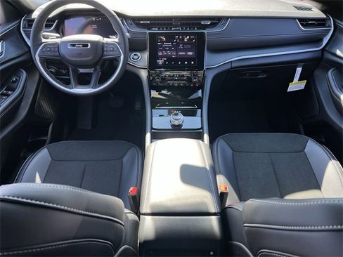 New 2025 Jeep Grand Cherokee L Altitude image 18