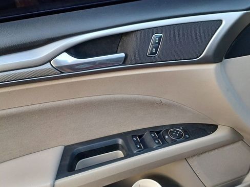 Used 2018 Ford Fusion SE w/ Fusion SE Technology Package image 5