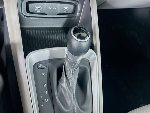 Used 2025 Hyundai Venue SEL image 24