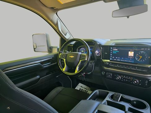 Used 2024 Chevrolet Silverado 2500 LT AWD/4WD image 8