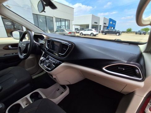 Used 2020 Chrysler Voyager L FWD image 14