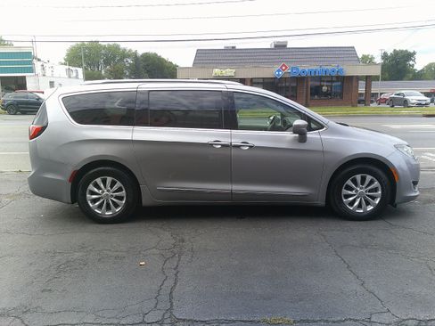 Used 2018 Chrysler Pacifica Touring-L FWD image 6