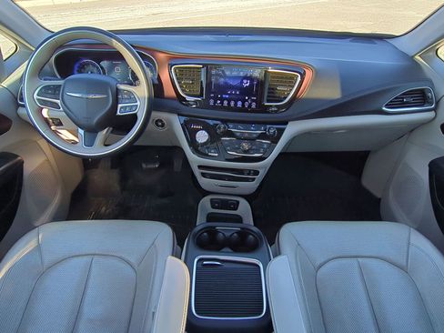 Used 2017 Chrysler Pacifica Limited w/ UConnect Theater Package image 19