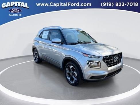 Used 2025 Hyundai Venue SEL FWD image 2