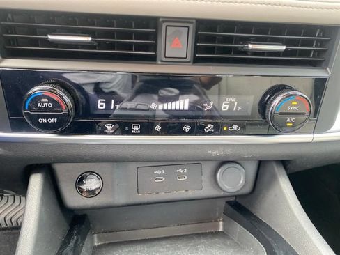 Used 2025 Nissan Rogue SV AWD/4WD image 9